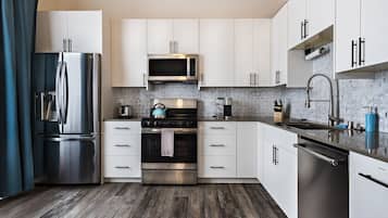 Réfrigérateur, micro-ondes, four, plaque de cuisson