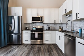 Réfrigérateur, four à micro-ondes, un four, surface de cuisson