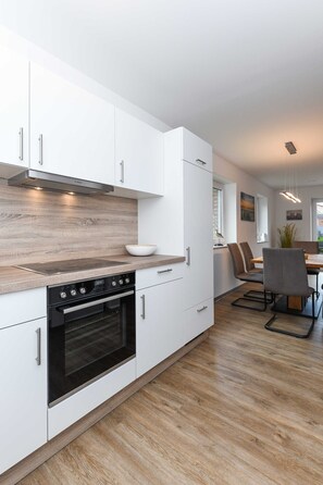 Kühlschrank, Ofen, Geschirrspüler, Hochstuhl