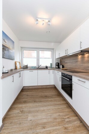 Kühlschrank, Ofen, Geschirrspüler, Hochstuhl