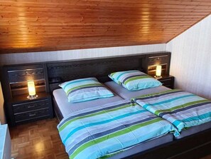 3 bedrooms, iron/ironing board, WiFi, bed sheets