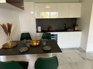 Refrigerador, horno, lavavajillas y cafetera y tetera 