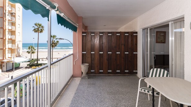 A balcony with a view of the beach, a table, and chairs. - ESTRELLA, 2º-10 (Cullera)
