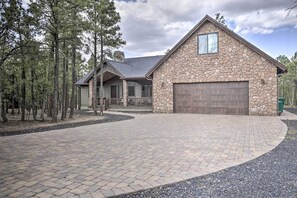 Exterior - Stylish Home w/ Expansive Deck in Show Low! (Show Low)