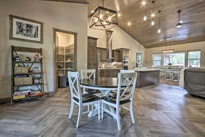 Dining - Stylish Home w/ Expansive Deck in Show Low! (Show Low)