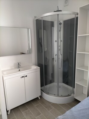 Douche, sèche-cheveux