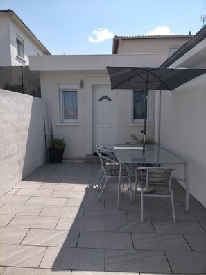 Outdoor dining - New studio, self-contained, 15 minutes from the beach, close to all amenities (Béziers)