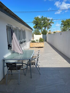 Outdoor dining - New studio, self-contained, 15 minutes from the beach, close to all amenities (Béziers)
