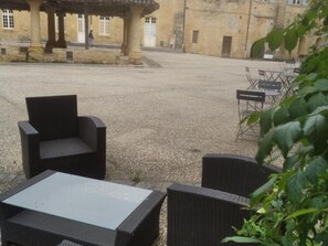 Terrace/patio - Charming House in Cadouin: 3 Suites, Patio, BBQ, Close to Dordogne Attractions (Le Buisson-de-Cadouin)