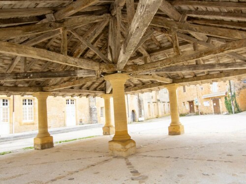 Maison confortable avec balcon au cœur de Cadouin, proche de Dordogne et grands sites touristiques