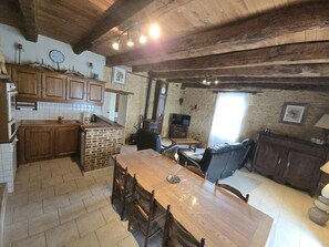 TV, fireplace - Charming Périgord House with Fireplace (Montferrand-du-Périgord)