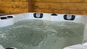 Un jacuzzi con un fondo de pared de madera.