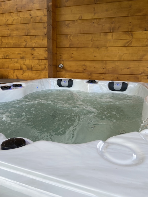 Een jacuzzi met een houten achtergrond.
