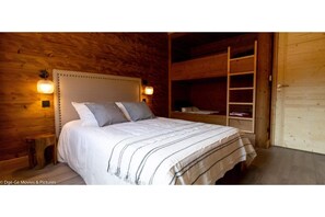 2 habitaciones, tabla de planchar con plancha y cuna de viaje