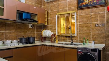 Refrigerador, tetera eléctrica, licuadora y utensilios de cocina