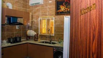 Refrigerador, tetera eléctrica, licuadora y utensilios de cocina