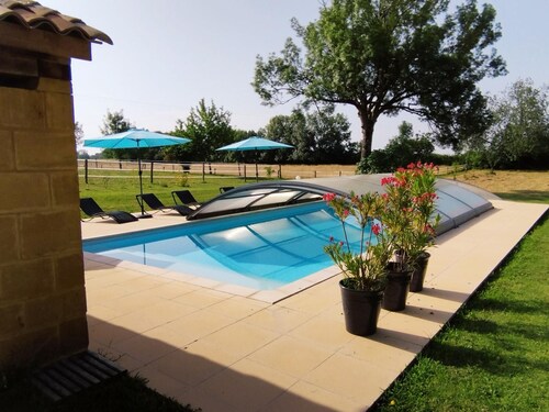 Studio cosy avec piscine partagée et étang privé, proche Bergerac et sites touristiques du Périgord