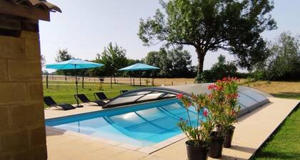 Studio cosy avec piscine partagée et étang privé, proche Bergerac et sites touristiques du Périgord