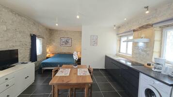 Een koelkast, een microgolfoven, een oven