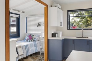 1 bedroom, iron/ironing board, free WiFi, bed sheets - Seaside, on bike trail with free fibre and streaming. Double glazed comfort.
(Carters Beach)