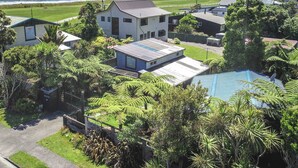Zona residencial con casas, piscina y vista al océano.