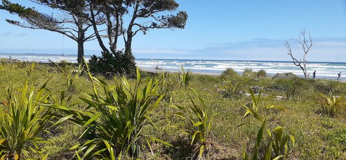 Seaside, on bike trail with free fibre and streaming.  Double glazed comfort.
