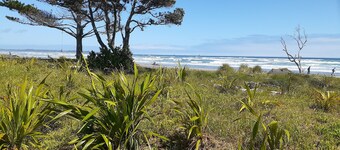 Seaside, on bike trail with free fibre and streaming.  Double glazed comfort.
