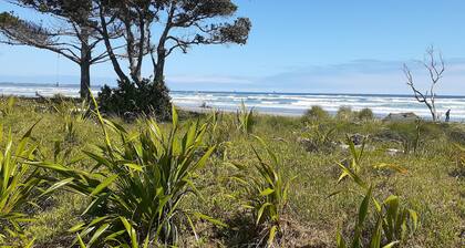 Seaside, on bike trail with free fibre and streaming. Double glazed comfort.