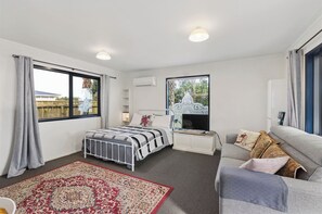 1 bedroom, iron/ironing board, free WiFi, bed sheets - Seaside, on bike trail with free fibre and streaming.  Double glazed comfort.
 (Carters Beach)
