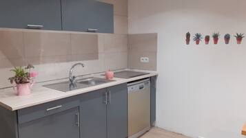 Een koelkast, een microgolfoven, een kookplaat, een vaatwasser