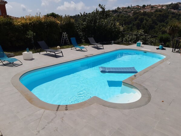 Outdoor pool - 3-room apartment in detached villa near NICE (Falicon)