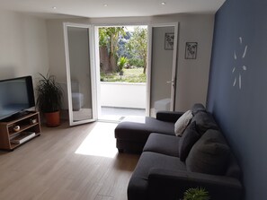 TV - 3-room apartment in detached villa near NICE (Falicon)