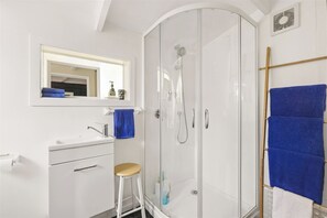 Een douche, een haardroger, handdoeken, zeep