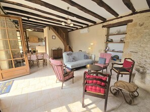 TV - Charming detached house with terrace and BBQ in Dordogne, pets allowed (Aubas)
