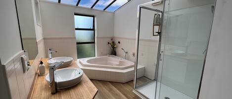 Combined shower/bathtub, hair dryer, towels, soap