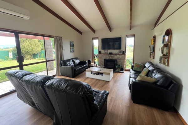 Een smart-tv, een open haard, videogames en een dvd-speler