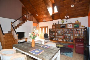 Interior - Mountain Meltdown - Pet Friendly | Wifi | Fire Pit | Fountain | Porch (Berkeley Springs)