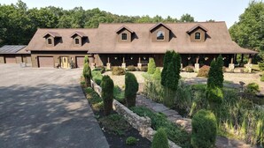 Un grand bâtiment de style rustique, doté de nombreuses fenêtres et d’un porche abrité.