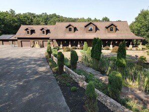 Exterior - Mountain Meltdown - Pet Friendly | Wifi | Fire Pit | Fountain | Porch (Berkeley Springs)