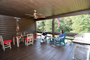 Outdoor dining - Mountain Meltdown - Pet Friendly | Wifi | Fire Pit | Fountain | Porch (Berkeley Springs)