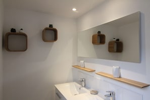 Chuveiro, secador de cabelo, toalhas de banho, sabonete
