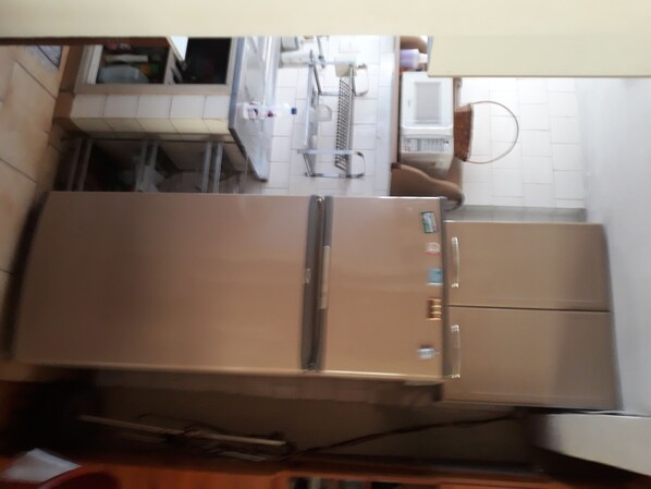 Geladeira, micro-ondas, cooktop, torradeira