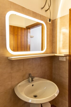 Hair dryer, towels - Duomo behind - Unique studio apartment in front of Duomo (Firenze)