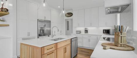 Réfrigérateur, four à micro-ondes, un four, surface de cuisson