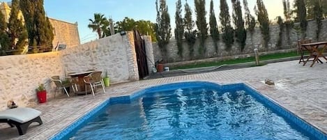 Utomhuspool och uppvärmd pool