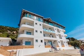 Vista frontal de la propiedad