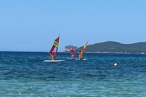 Una spiaggia nelle vicinanze