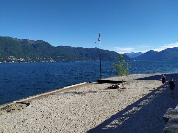 Una spiaggia nelle vicinanze