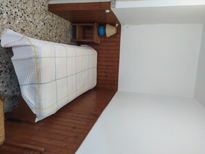 3 bedrooms, iron/ironing board, bed sheets