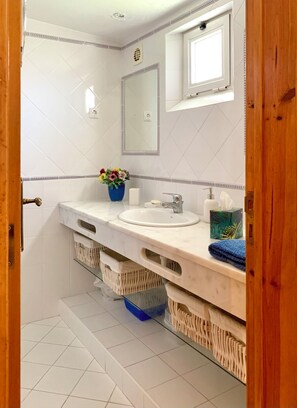 Combined shower/bathtub, hair dryer, bidet, towels